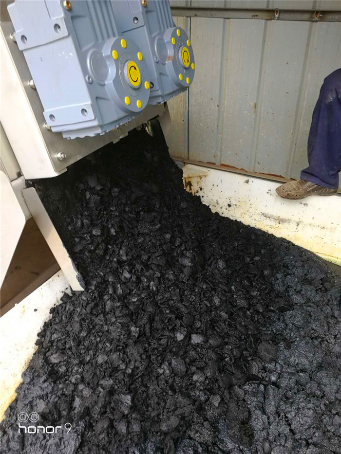 疊螺式污泥脫水機現場調試出泥效果