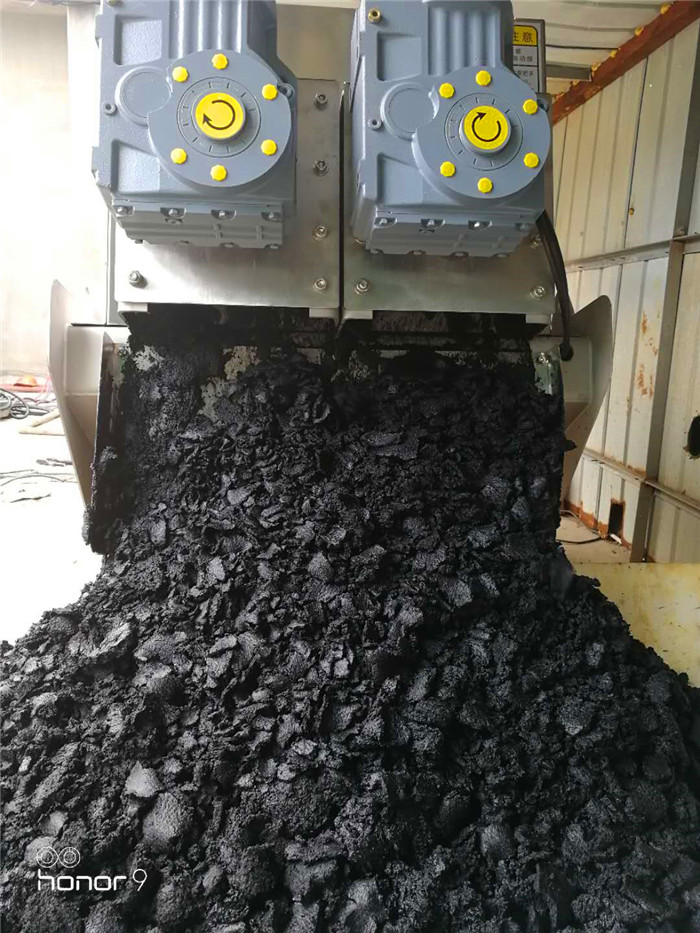 疊螺式污泥脫水機現場調試出泥效果